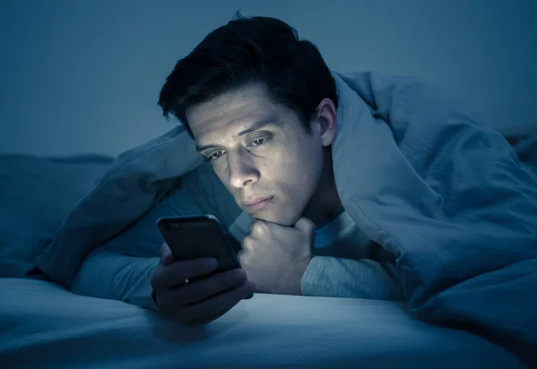 Jovem Viciado Telefonia Móvel Acordado Noite Cama Usando Smartphone Para — Fotografia de Stock
