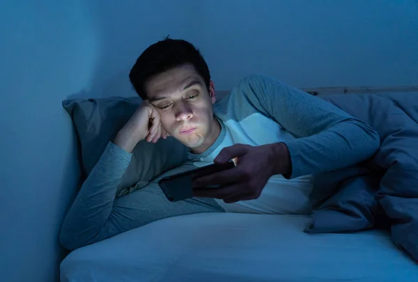 Giovane Uomo Dipendente Dal Telefono Cellulare Sveglio Notte Letto Utilizzando — Foto Stock