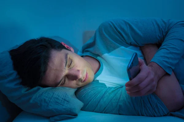 Jovem Viciado Telefonia Móvel Acordado Noite Cama Usando Smartphone Para — Fotografia de Stock