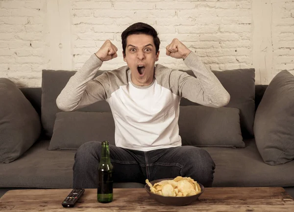 Lifestyle Ritratto Appassionato Calcio Divertendosi Guardare Calcio Partita Calcio Televisione — Foto Stock