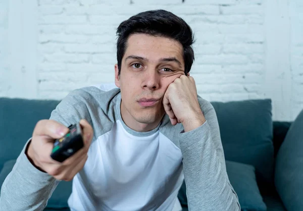 Estilo Vida Retrato Jovem Entediado Homem Sofá Com Controle Remoto — Fotografia de Stock