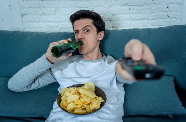 Stile Vita Ritratto Giovane Uomo Annoiato Sul Divano Con Telecomando — Foto Stock