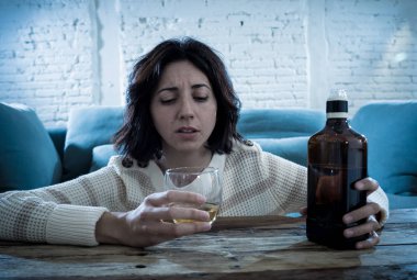 Sarhoş alkolik depresif kadın evde tek başına viski alkollü içki içiyor. Umutsuz, hafta ve yalnız hissediyorum. İnsanlar yaşam tarzı, Depresyon, alkol bağımlılığı, alkolizm ve uyuşturucu bağımlılığı kavramı.