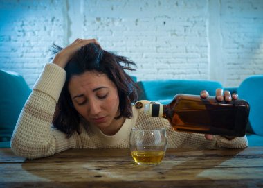 Sarhoş alkolik depresif kadın evde tek başına viski alkollü içki içiyor. Umutsuz, hafta ve yalnız hissediyorum. İnsanlar yaşam tarzı, Depresyon, alkol bağımlılığı, alkolizm ve uyuşturucu bağımlılığı kavramı.