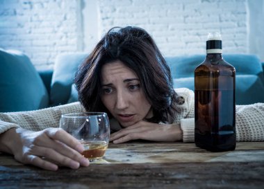 Sarhoş alkolik depresif kadın evde tek başına viski alkollü içki içiyor. Umutsuz, hafta ve yalnız hissediyorum. İnsanlar yaşam tarzı, Depresyon, alkol bağımlılığı, alkolizm ve uyuşturucu bağımlılığı kavramı.