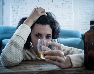 Sarhoş alkolik depresif kadın evde tek başına viski alkollü içki içiyor. Umutsuz, hafta ve yalnız hissediyorum. İnsanlar yaşam tarzı, Depresyon, alkol bağımlılığı, alkolizm ve uyuşturucu bağımlılığı kavramı.