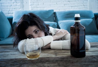 Sarhoş alkolik depresif kadın evde tek başına viski alkollü içki içiyor. Umutsuz, hafta ve yalnız hissediyorum. İnsanlar yaşam tarzı, Depresyon, alkol bağımlılığı, alkolizm ve uyuşturucu bağımlılığı kavramı.