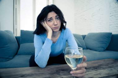 Üzgün, mutsuz, çaresiz bir kadının şarap içen portresi. İnsan duyguları, depresyon ve alkolizm