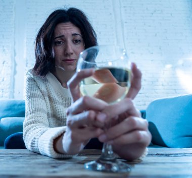 Üzgün, mutsuz, çaresiz bir kadının şarap içen portresi. İnsan duyguları, depresyon ve alkolizm