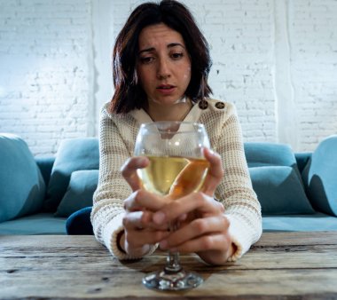 Üzgün, mutsuz, çaresiz bir kadının şarap içen portresi. İnsan duyguları, depresyon ve alkolizm