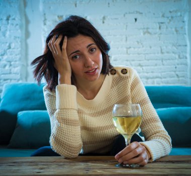 Üzgün, mutsuz, çaresiz bir kadının şarap içen portresi. İnsan duyguları, depresyon ve alkolizm