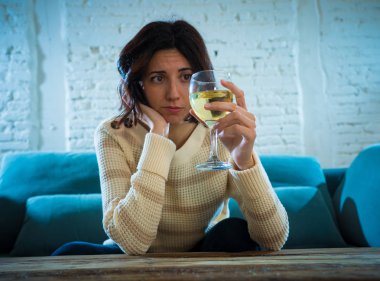 Üzgün, mutsuz, çaresiz bir kadının şarap içen portresi. İnsan duyguları, depresyon ve alkolizm