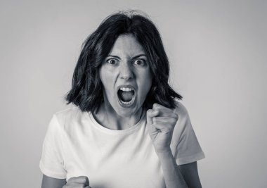 Öfkeli görünümlü öfkeli yüzü ile güzel bir genç kadının portresi. İnsan ifadeleri ve duygular