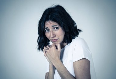 Korkmuş ve şok görünümlü genç bir çekici kadın portresi. İnsan ifadeleri ve duygular