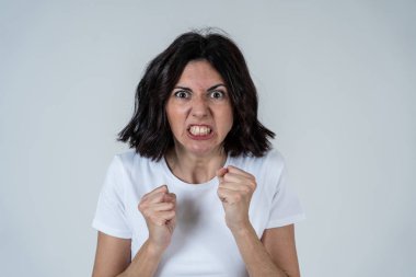 Öfkeli görünümlü öfkeli yüzü ile güzel bir genç kadının portresi. İnsan ifadeleri ve duygular