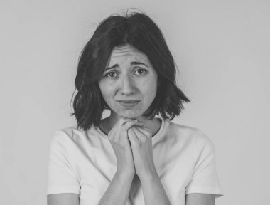 Üzgün ve umutsuz bir kadının yakını. Beyaz arka planda izole edilmiş. İnsan ifadeleri ve duygular