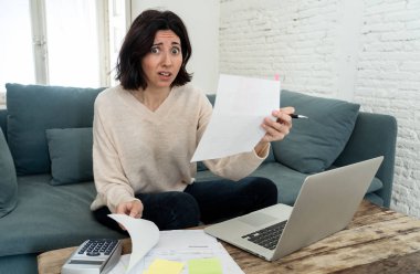 Endişeli ve umutsuz kadın dizüstü bilgisayar da ev ve iş mali muhasebe, çok fazla borç ve giderleri için vurguladı. Online bankacılık, faturaları ipotek ve mali sorunlar kavramı ödeme.