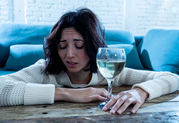 Une Jeune Femme Stressée Désespérée Qui Boit Verre Vin Seule — Photo