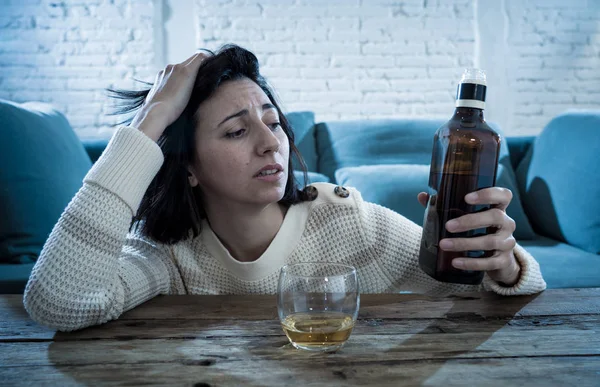 Una Alcohólica Borracha Deprimida Bebiendo Whisky Escocés Sola Casa Sintiéndose — Foto de Stock
