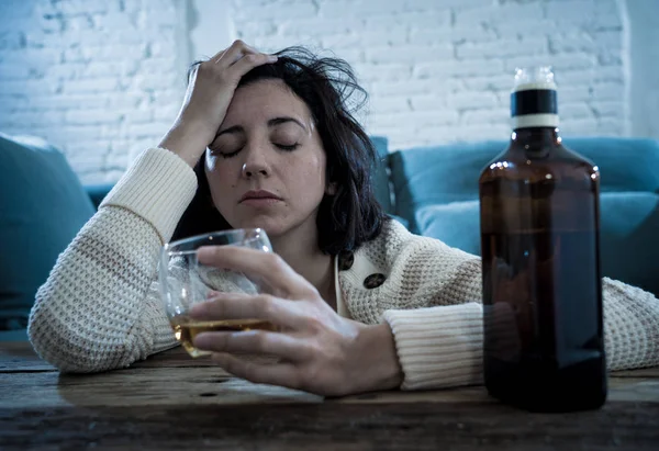 酔っぱらったアルコール中毒の女性は 自宅で一人でスコッチウイスキーのスピリッツを飲みます 絶望的な 週と孤独を感じる 人々のライフスタイル うつ病 アルコール中毒 アルコール中毒 薬物乱用の概念 — ストック写真