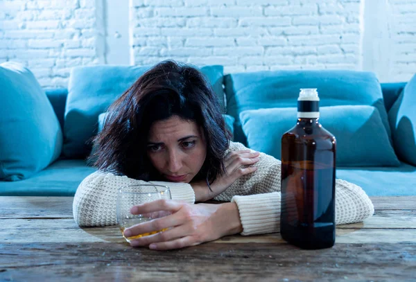 Donna Ubriaca Alcolizzata Depressa Che Beve Liquori Whisky Scotch Sola — Foto Stock