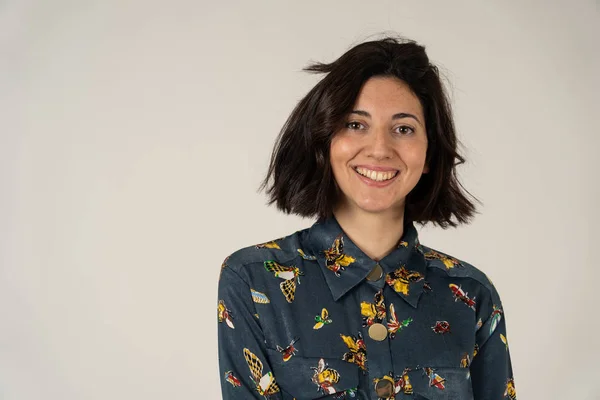 Gros Plan Portrait Jeune Femme Séduisante Posant Avec Beau Sourire — Photo