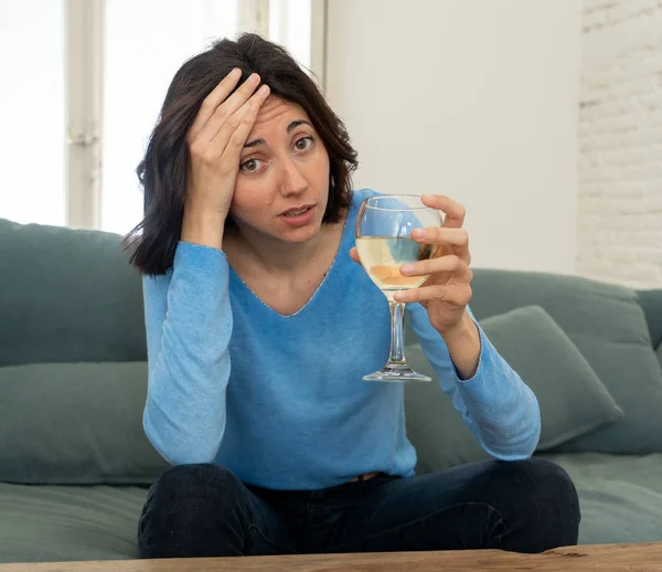 Retrato Mulher Deprimida Bebendo Copo Vinho Sozinha Casa Sentindo Angústia — Fotografia de Stock