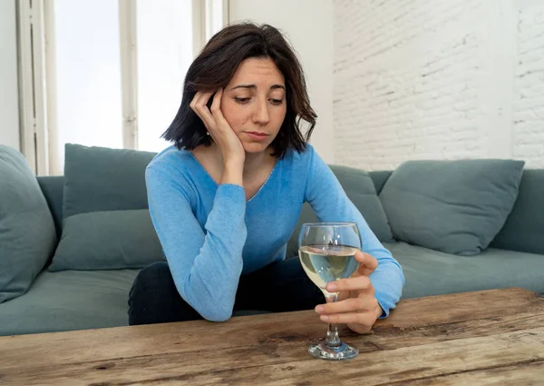 Portret Van Depressieve Vrouw Die Alleen Thuis Een Glas Wijn — Stockfoto