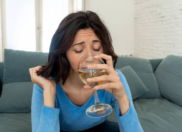 Porträtt Deprimerad Kvinna Dricker Glas Vin Ensam Hemma Känsla Ångest — Stockfoto