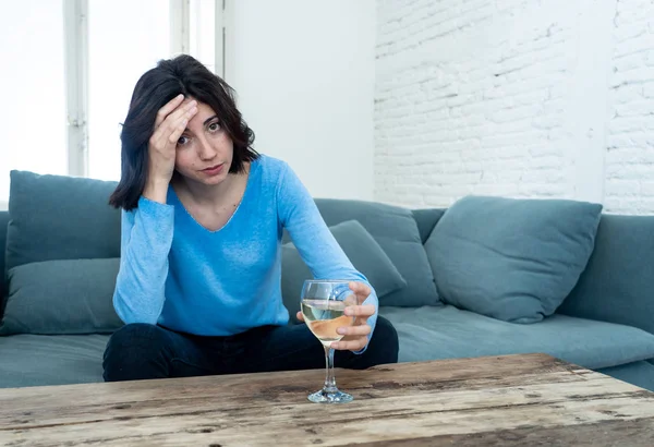 Portré szomorú, boldogtalan, tehetetlen nő iszik bort. Az emberi érzelmek, a depresszió és az alkoholizmus — Stock Fotó