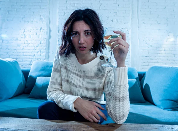 Retrato de uma mulher triste, infeliz e indefesa a beber vinho. Emoções humanas, depressão e alcoolismo — Fotografia de Stock