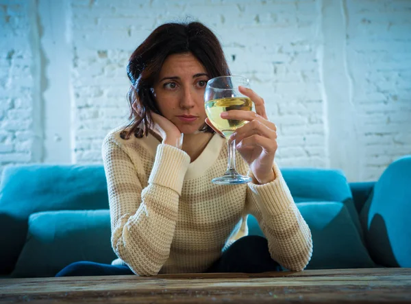와인을 마시는 슬픈, 불행, 무기력한 여자의 초상화. 인간의 감정, 우울증과 알코올 중독 — 스톡 사진