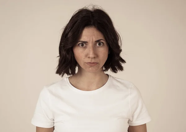 Porträt einer schönen jungen Frau mit wütendem Gesicht, die wütend wirkt. menschlicher Ausdruck und Emotionen — Stockfoto