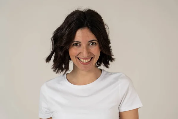 Portrait de jeune femme gaie attrayante avec sourire visage heureux dans l'expression de la joie — Photo