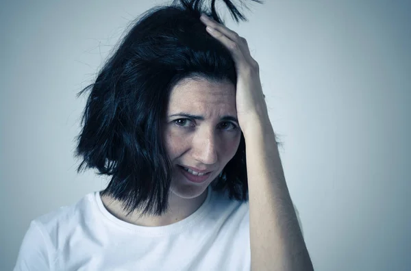 Retrato de una mujer triste y desesperada. Aislado en fondo blanco. Expresiones y emociones humanas — Foto de Stock