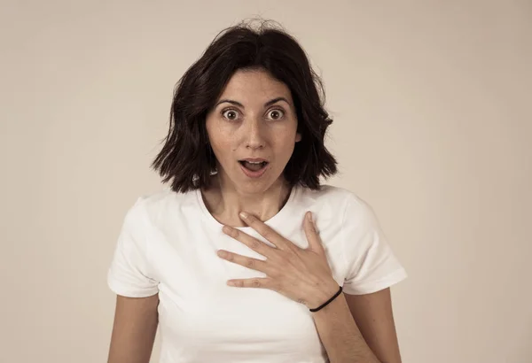 Retrato de mujer sorprendida y feliz sintiéndose entusiasmada con las buenas noticias o ganando — Foto de Stock