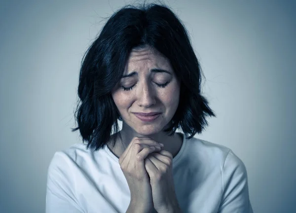 Portrét smutné a beznadějné ženy cítí depresi a úzkost. Lidské projevy a emoce — Stock fotografie