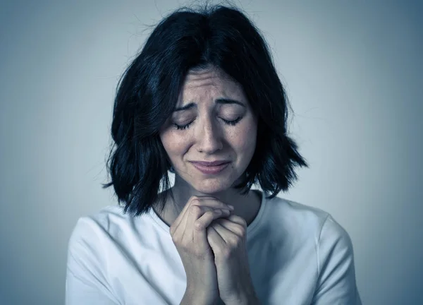 Retrato de mulher triste e sem esperança sentindo-se deprimida e angustiada. Expressões e emoções humanas — Fotografia de Stock