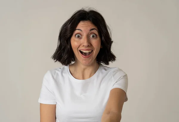 Retrato de mulher surpreso e feliz sentindo-se entusiasmado com boas notícias ou ganhar — Fotografia de Stock