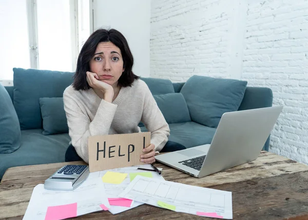 Stressé et accablé jeune femme comptabilité finances à domicile payer des factures demandant de l'aide — Photo