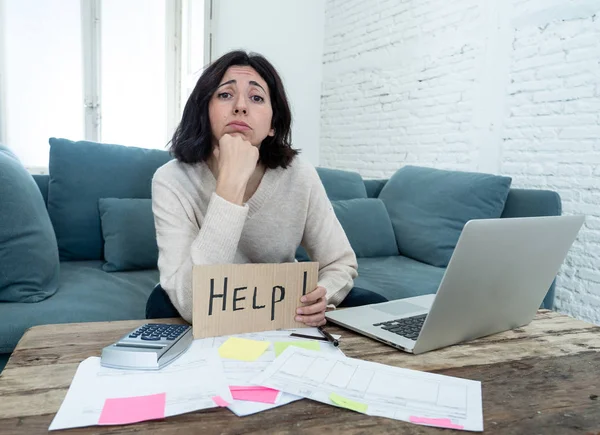 Stressato e sopraffatto giovane donna contabilità finanze a casa pagare le bollette chiedendo aiuto — Foto Stock