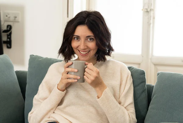 Lifestyle Πορτρέτο Της Νεαρής Αρκετά Χαλαρή Γυναίκα Πίνοντας Ζεστό Καφέ — Φωτογραφία Αρχείου