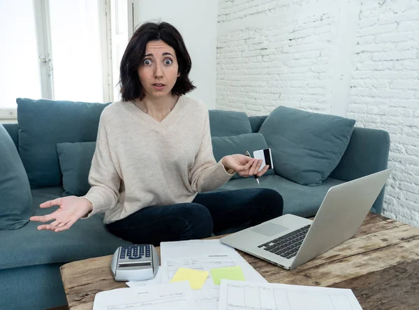 Inquiète Désespérée Femme Comptabilité Maison Les Finances Entreprise Sur Ordinateur — Photo