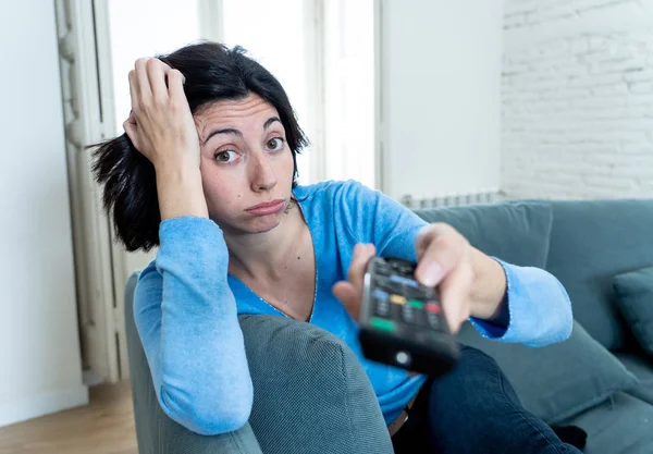 Giovane Donna Sconvolta Sul Divano Utilizzando Telecomando Zapping Annoiato Spettacoli — Foto Stock