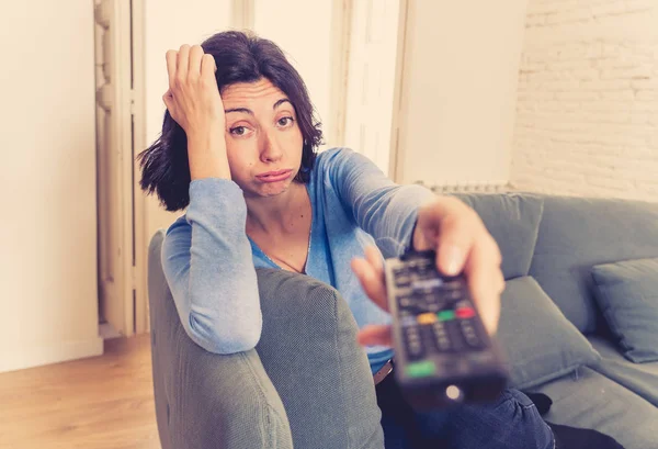 Giovane Donna Sconvolta Sul Divano Utilizzando Telecomando Zapping Annoiato Spettacoli — Foto Stock