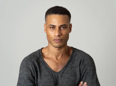 Güzel gözler ile seksi görünümlü nötr arka plana karşı Casual kıyafetler poz genç çekici şık Afrikalı Amerikalı adam model portre. Insanlar, güzellik ve moda konsepti.