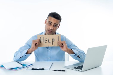Çaresiz genç çekici işadamı bilgisayar laptop üzerinde çalışma stres acı bir yardım işareti tutarak deli gidiyor. İş yerinde stres, anksiyete, teknoloji sorunları ve aşırı iş kavramı.