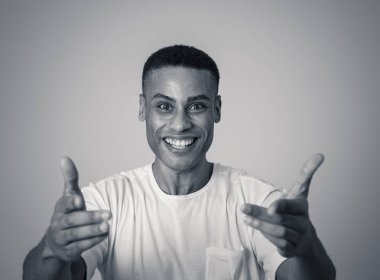 İyi haber işitme ya da sürpriz ve mutlu yüz ile büyük bir başarı sahip yakışıklı şok Afrikalı Amerikalı adam portre. Neşeli jestler yapmak. Yüz Ifadesi, Insan duyguları ve kutlama.