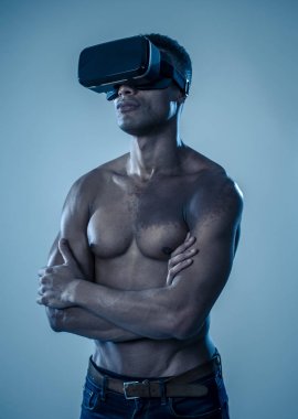 Artırılmış VR gözlük kullanarak çekici güçlü kas Afrikalı adam, yeni deneyimler keşfetmek simülasyon hakkında heyecanlı hissediyorum. Sanal gerçeklik, sanal egzersiz ve yeni teknoloji konsepti.
