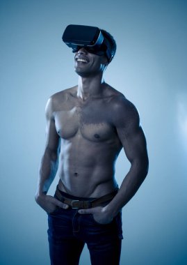Artırılmış VR gözlük kullanarak çekici güçlü kas Afrikalı adam, yeni deneyimler keşfetmek simülasyon hakkında heyecanlı hissediyorum. Sanal gerçeklik, sanal egzersiz ve yeni teknoloji konsepti.
